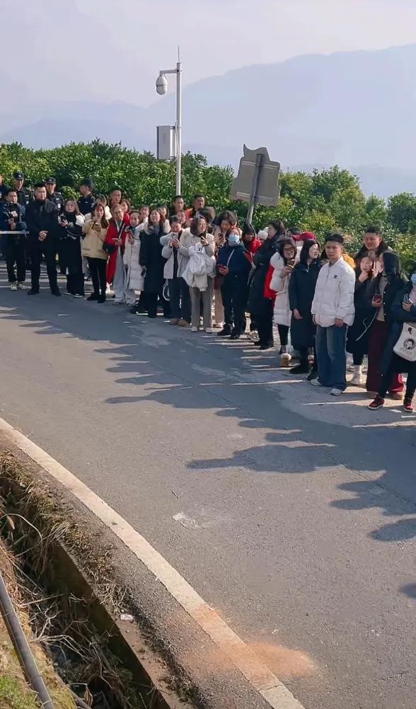 现场很多朋友在等候宇辉到达现场
虽然在偏远山区
但朋友们无所不能[呲牙][赞][