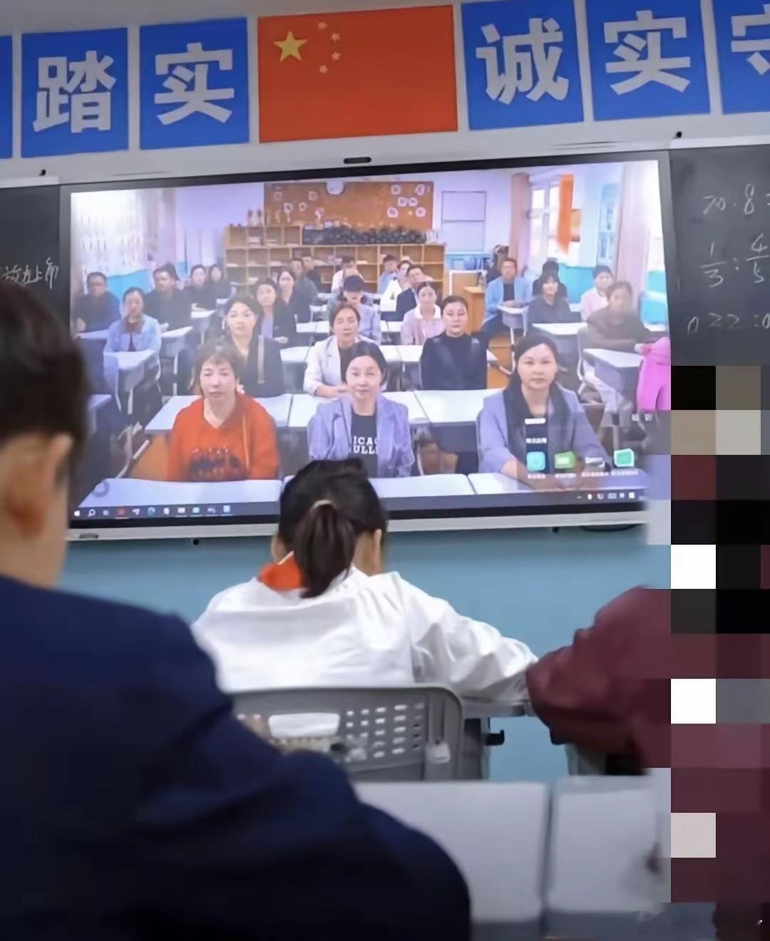 学生晚自习太吵，老师喊破喉咙也不听，班主任把家长会的合照设成壁纸，学生们瞬间鸦雀