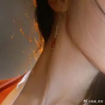 让迪丽热巴来演女鬼，当真是妙绝了。白日里提灯，红衣衬着热巴，惊鸿一瞥便是倾人之姿