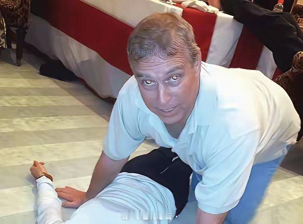 神父在教堂里性侵男童政客资本家在萝莉岛侵犯幼女西方世界已经糜烂到人神共愤的地步了