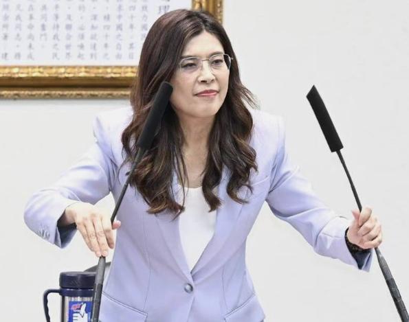 7800亿军购案表决通过！韩国瑜、卢秀燕力劝郑丽文改立场

这事儿最有意思的点，