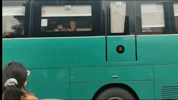 4月23日莎莎及国乒大部队乘大巴去机场，返回北京，球迷依依不舍在路边相送！
今天