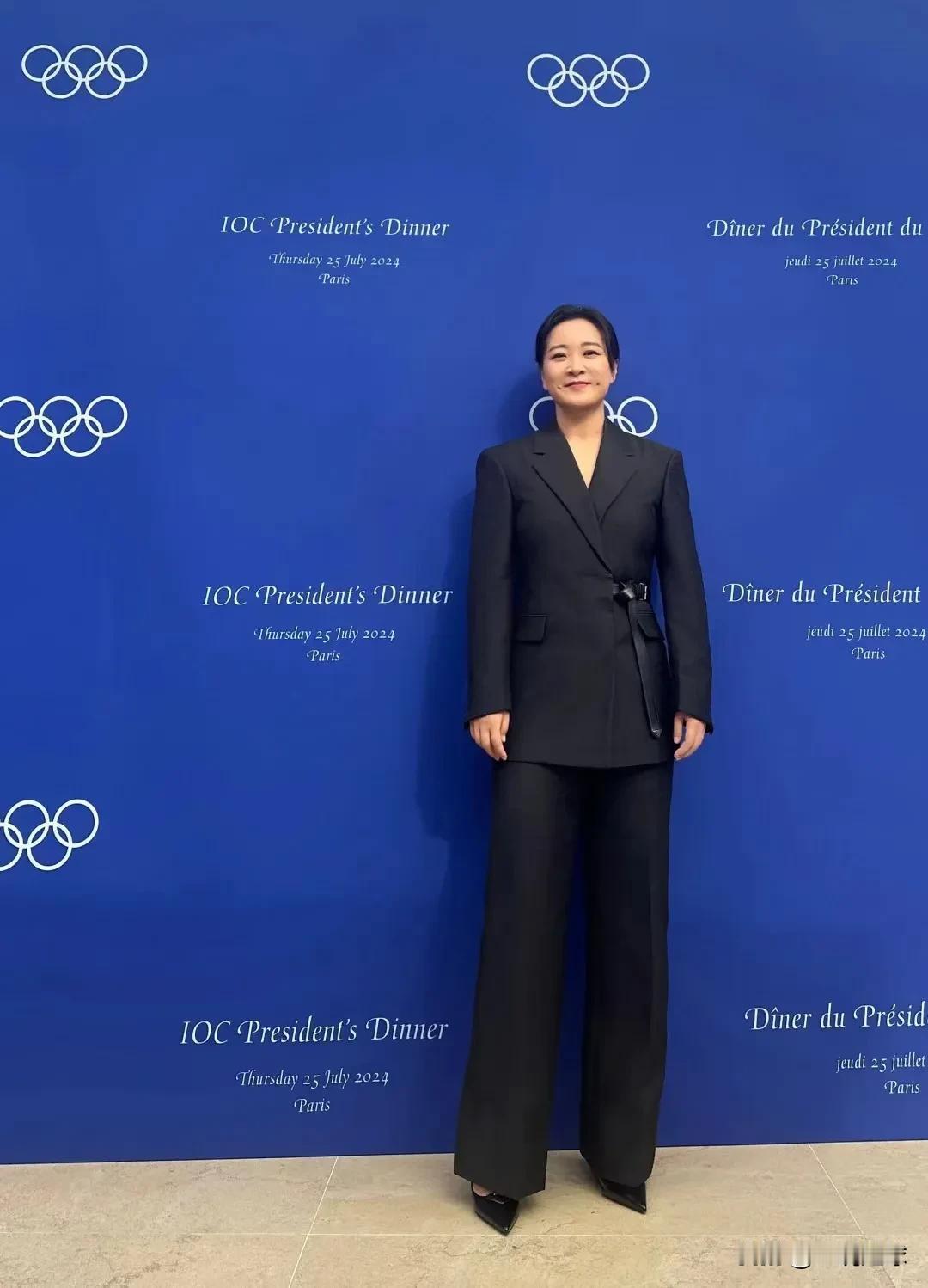贾玲亮相奥运会，一个字：飒！现在贾玲好像不怎么出席大活动了，但只要一现身就会惊艳