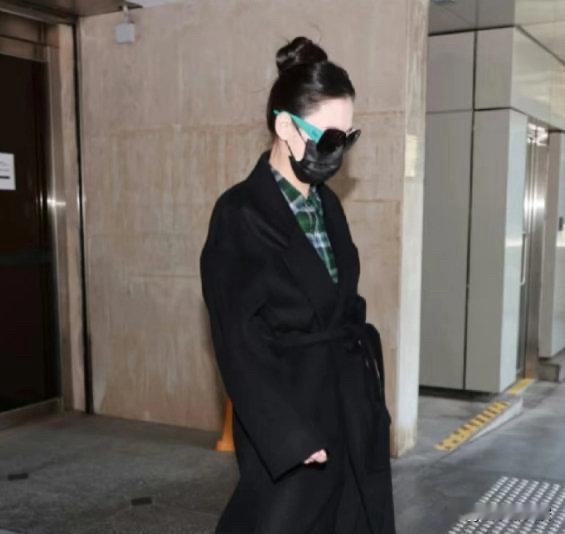 不得不说上了年纪以后明星拼的也是骨相你看张柏芝年纪上涨
但丝毫不影响她的美貌
反