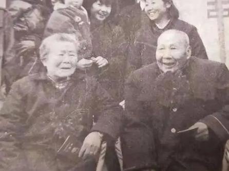 1933年，红军团长负伤失联，54年后妻子在一家小卖部找到丈夫下落，77岁举办婚
