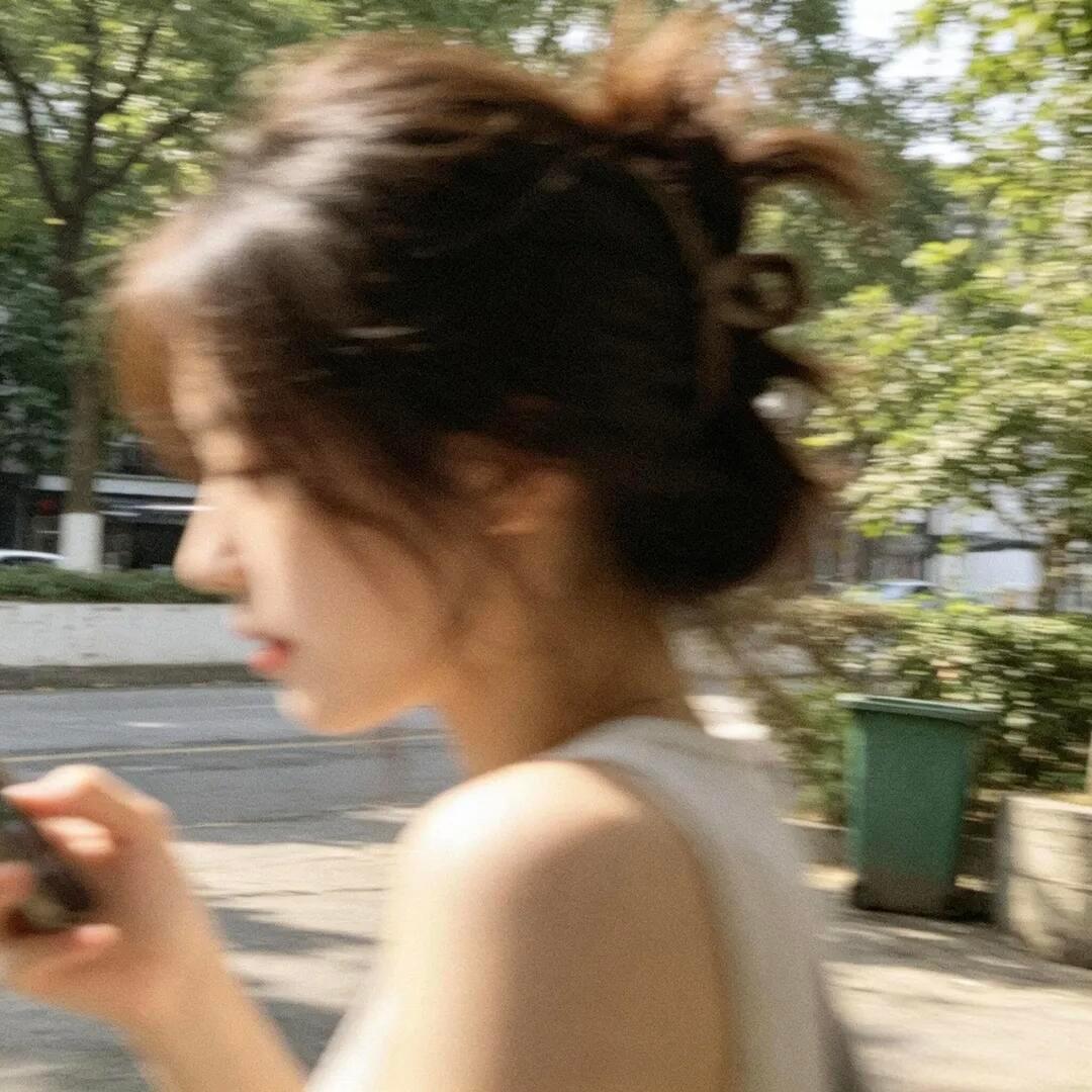 𝙒𝙚𝘾𝙝𝙖𝙩 / 一组简约高级的女生头像世界以痛吻我，要我报之以歌 