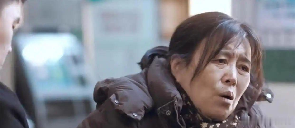 丁嘉丽小城良方问退款这段真的笑疯😂演爱贪小便宜的段姨，反倒看着光鲜有体面。一柜