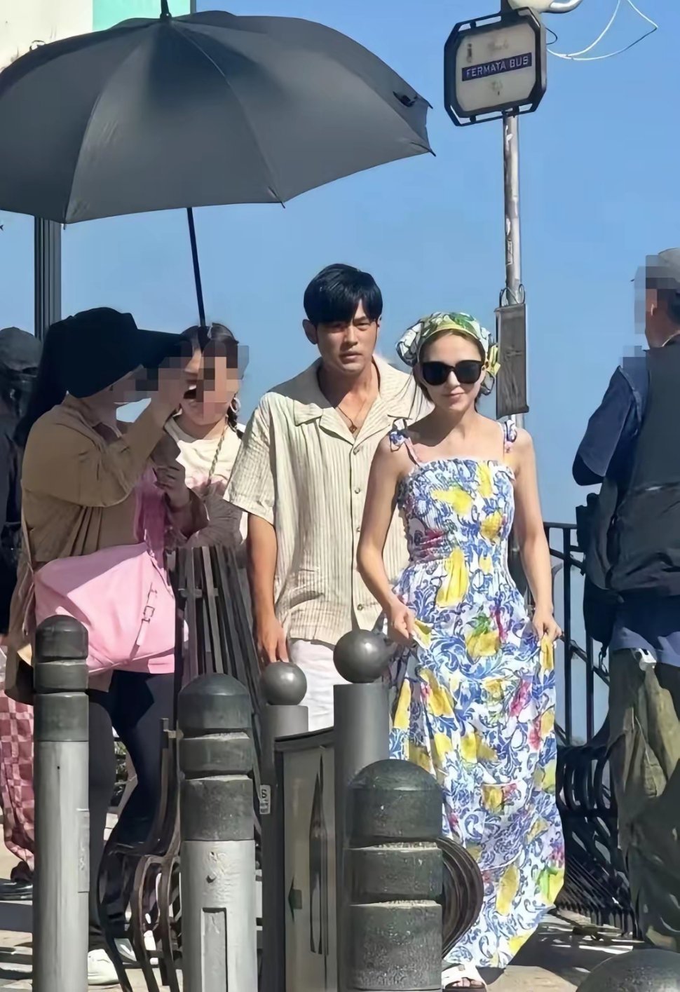 周杰伦昆凌有种贵妇和男仆的既视感。感觉周杰伦还没睡醒就被昆凌拉出来逛街一样 