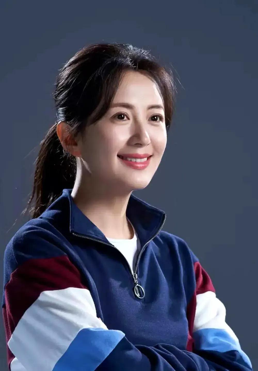 她不仅长相甜美，靓丽、端庄、大气、高雅、聪慧，还是个优秀的主持人。你知道她是谁吗