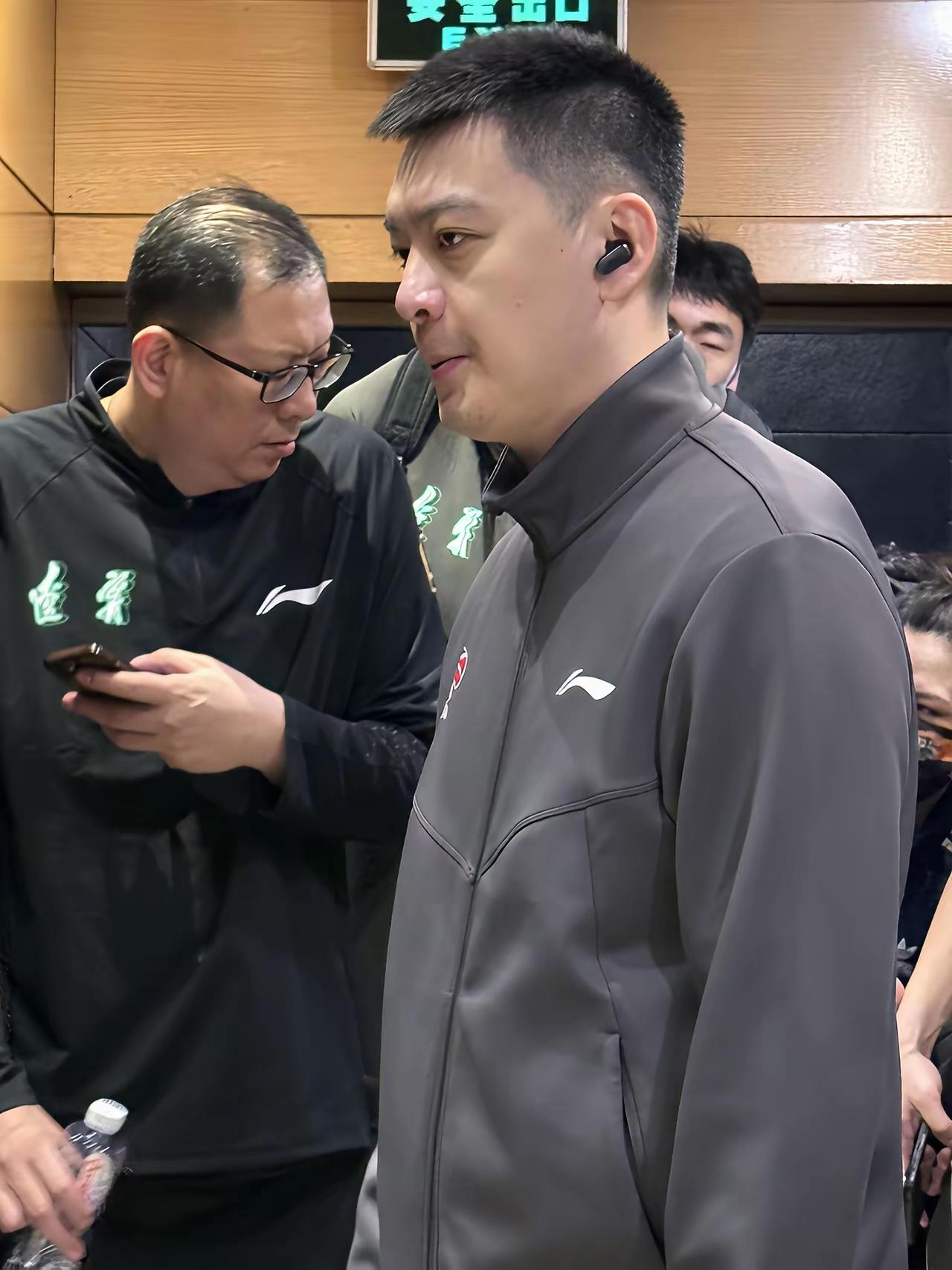 杨鸣非常爱国，穿国产衣服李宁