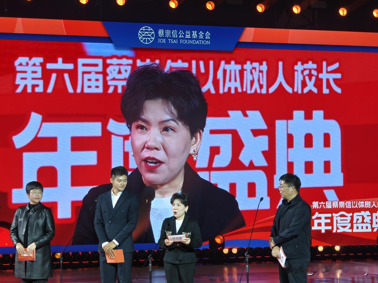 碰到好校长是娃们的幸运，遇见蔡基是校长们的幸运。有校长就在每周上学的一天不上课，