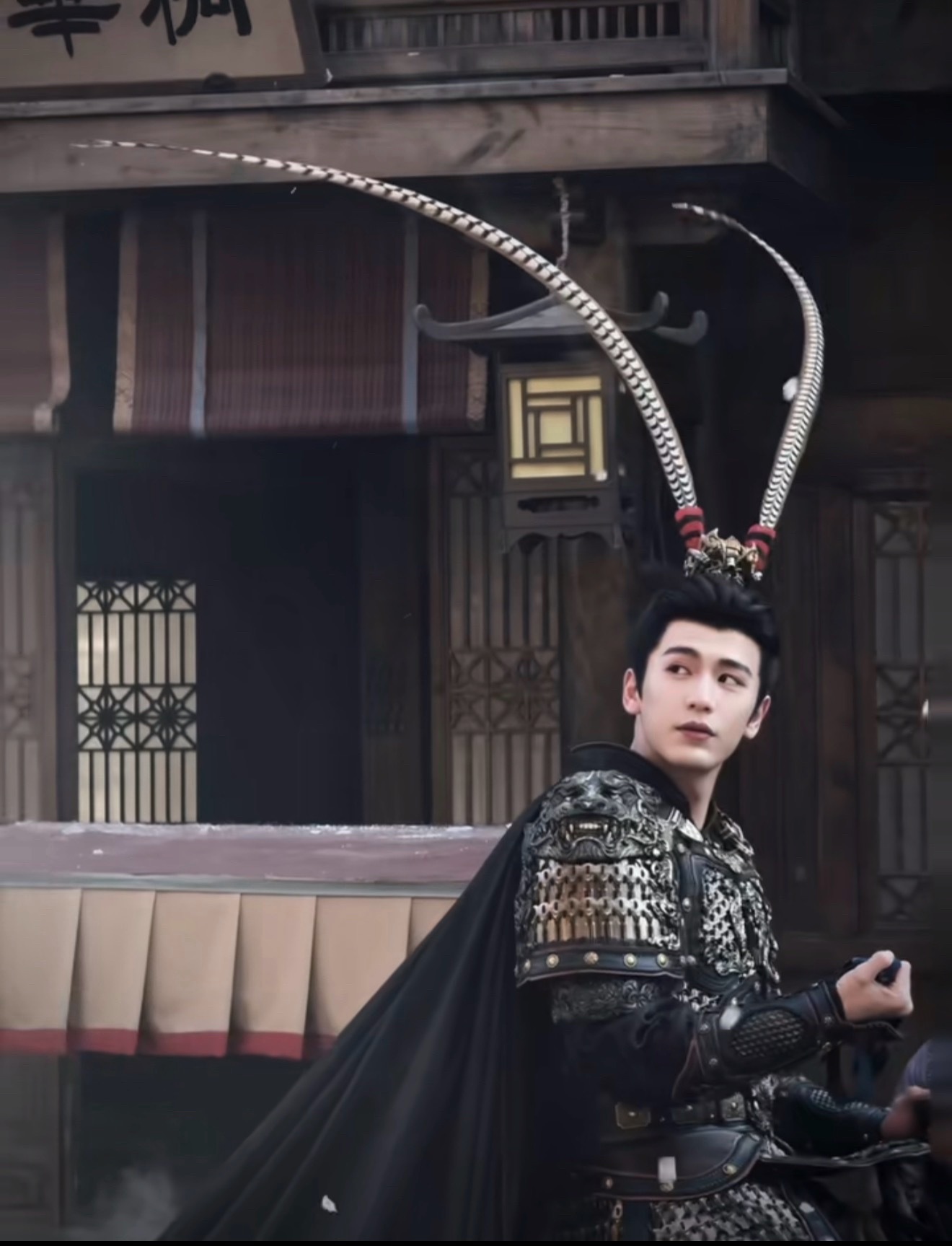 何润东近期因"西楚霸王"项羽角色翻红，将于4月18日以剧中造型亮相江苏宿迁的"苏