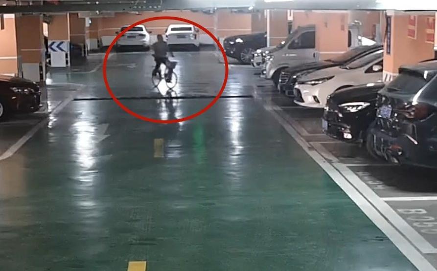 【眉山：地下车库现“拉车门”盗窃 洪雅警方迅速破案窃贼落网】有一种窃贼，不砸车不