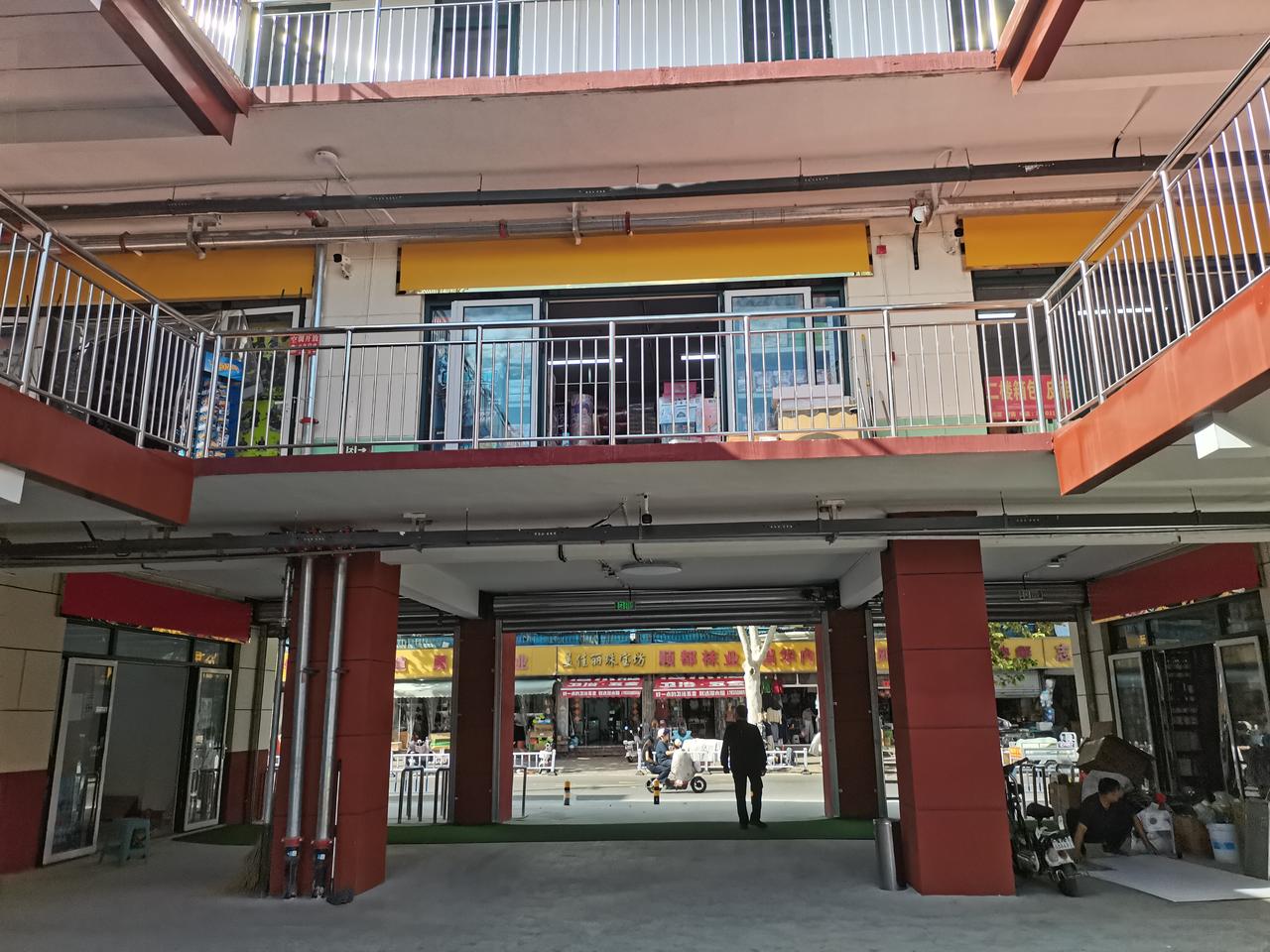 老顺德市场
近期有不少商户入驻
市场宽阔明亮
各种配套设施齐全
估计在十一国庆节