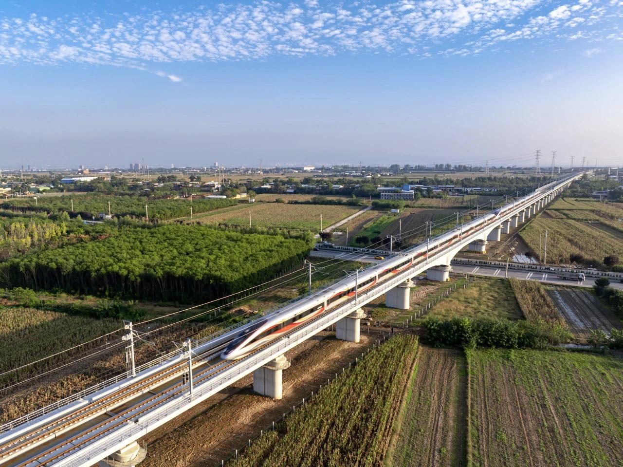 2025年12月26日10时，C9309次复兴号智能动车组从延安站首发驶出，与此