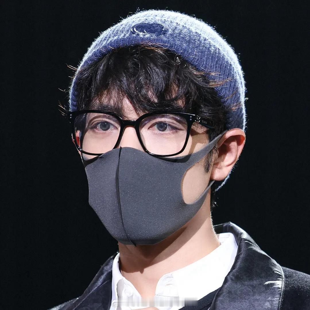 肖战东方卫视跨年彩排图来了，卷毛造型真的又萌又酷肖战跨晚彩排照 明星跨年出图东方