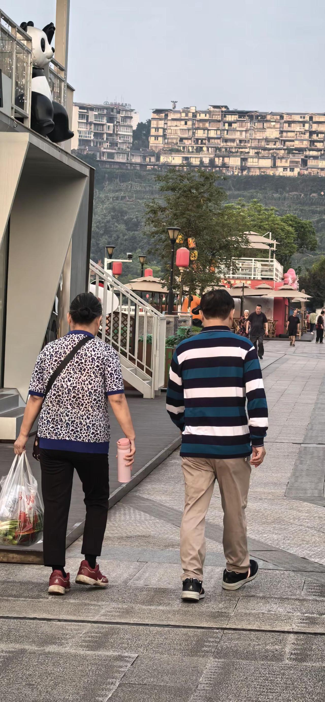 早上晨光与路人相遇