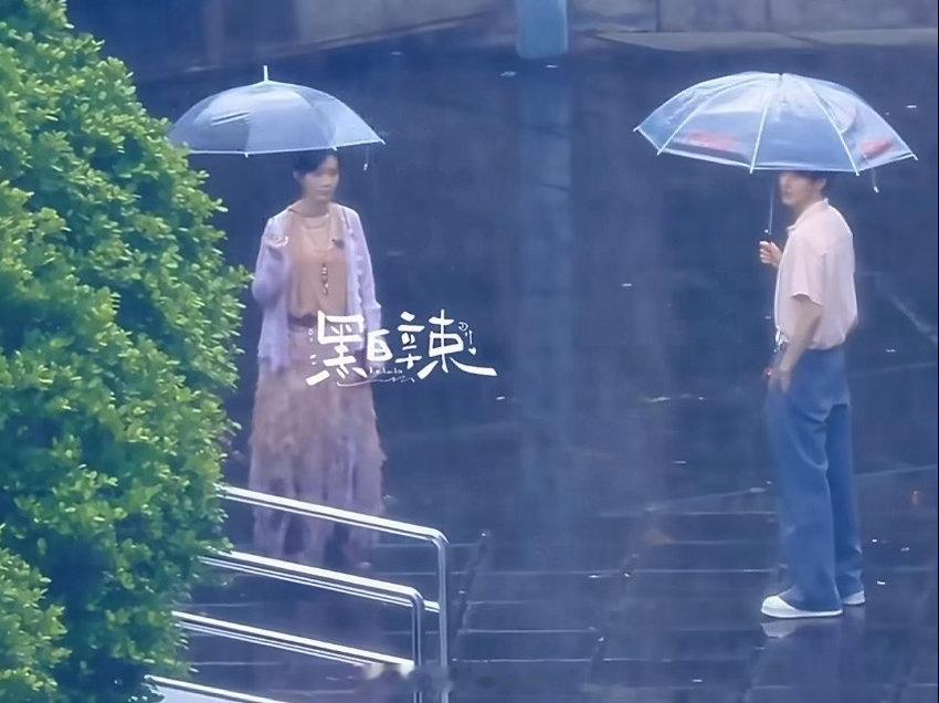 孟子义王弘毅桃花坞同框撑伞路透孟子义王弘毅现偶cp感 啊啊啊啊啊要被孟子义和王弘