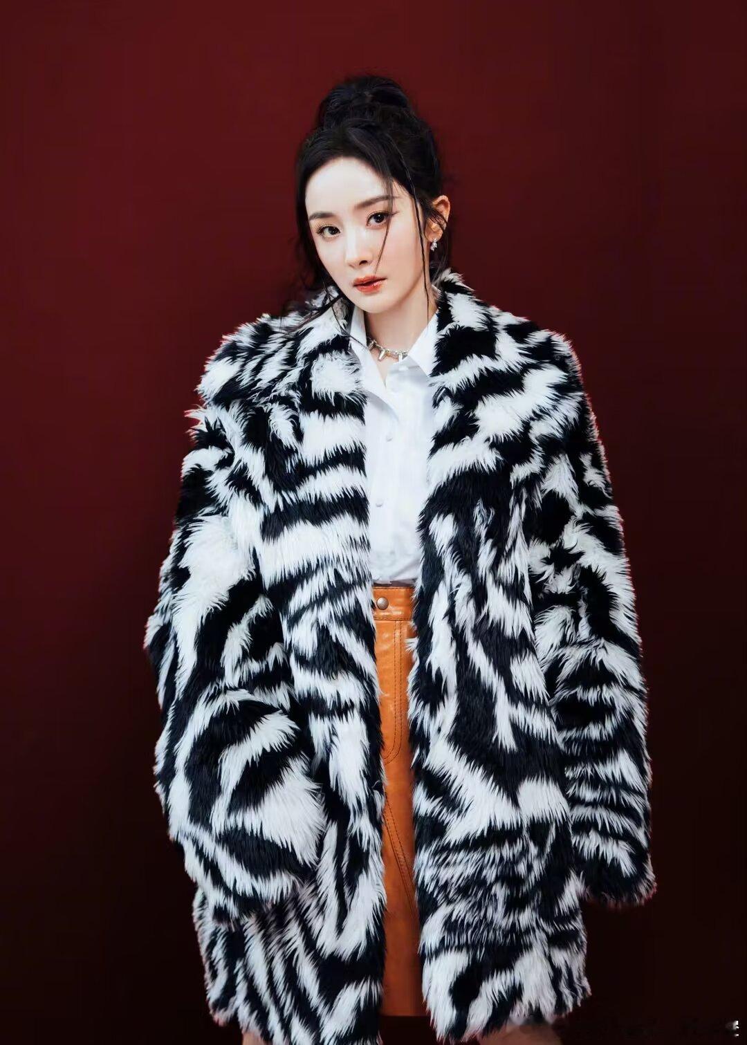 杨幂  🦊杨幂siinsiin全球品牌代言人 别和不相干的人生气，离那些能让你