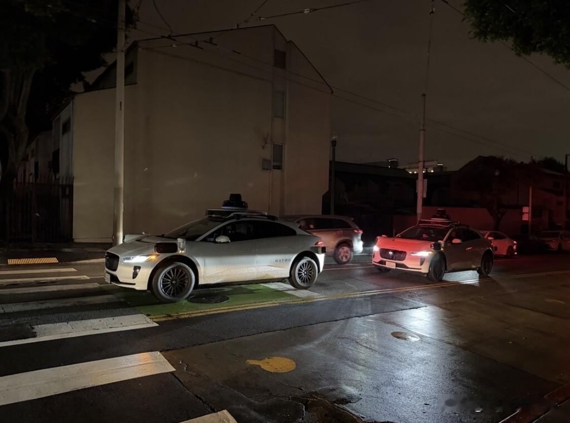 无人驾驶出租车引发三藩市大堵车


    上周末，三藩市停电数小时，导致数万户