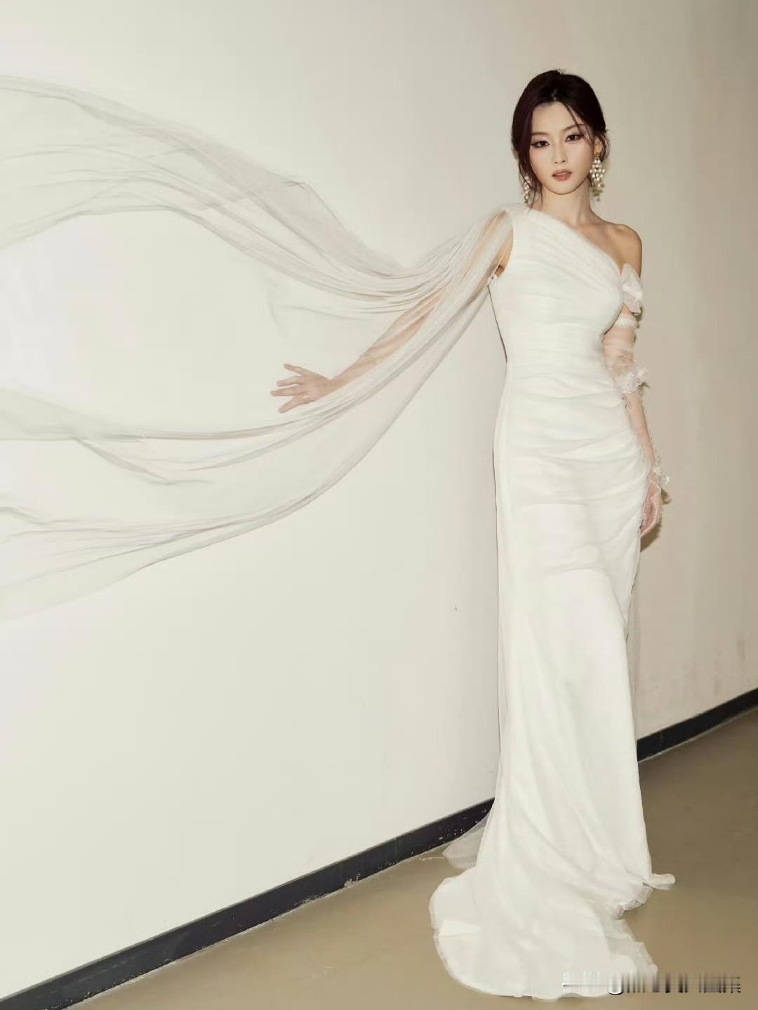 尚语贤在穿搭上就很有让人眼前一亮的优雅感。她有时一袭简约的小黑裙，修身的版型勾勒