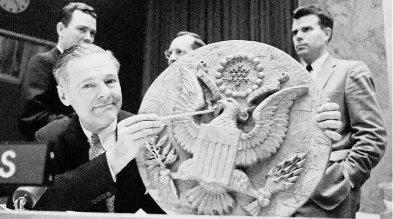 苏联人送给美国人的窃听器


1945年，二战最后数周，一群俄罗斯少先队员在美国