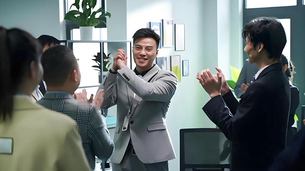 你信不信：我有一位同事，他业务能力很强，业绩常年排前三，可他在基层岗位上，干了七