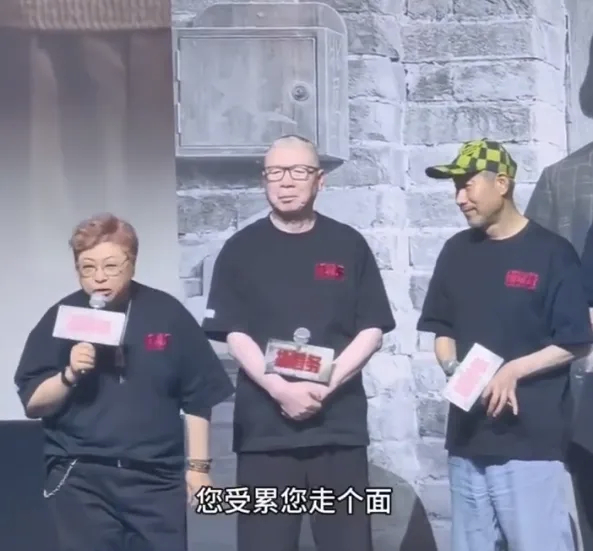 冯小刚宣发被批绑架观众干嘛要给你面儿，当自己是谁韩红好不容易拿着做公益有点好国民