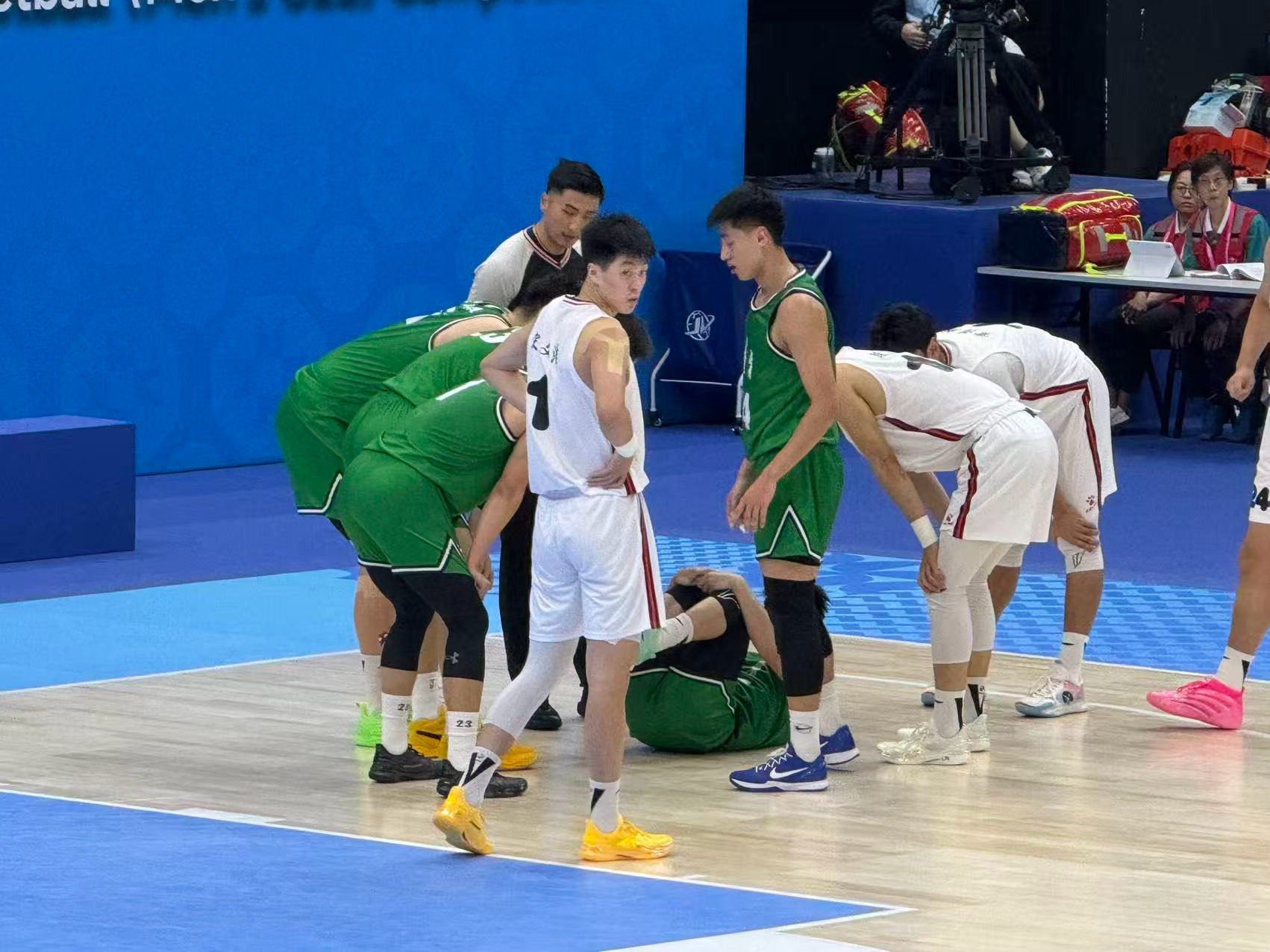 哎…U22的李佳哲也伤了…人员本来就短缺 再加上高负荷的比赛 这一切的一切都是那