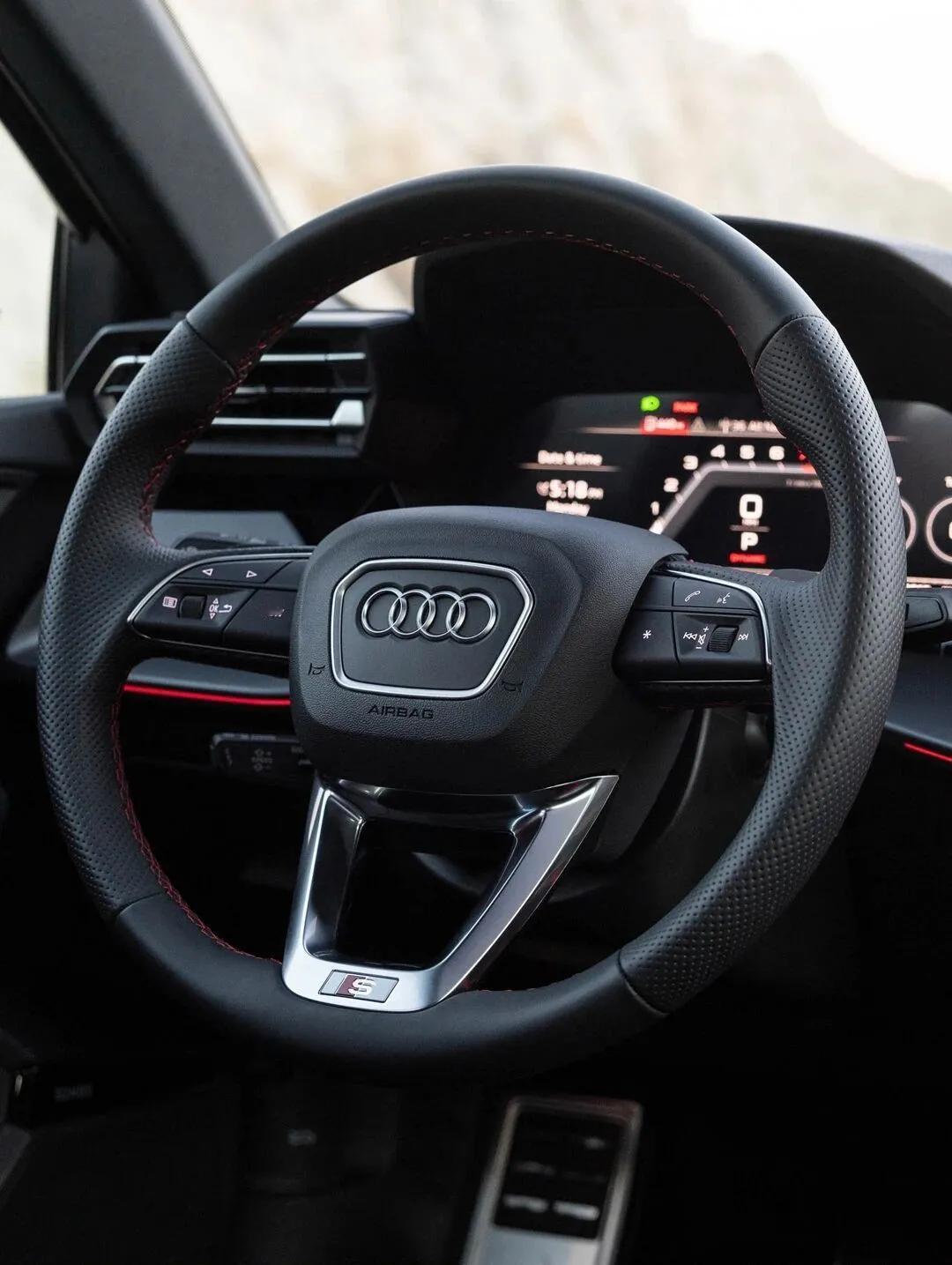 奥迪在美国市场推出2025款S3 8Y美规版本。这款紧凑型高性能轿车搭载2.0升