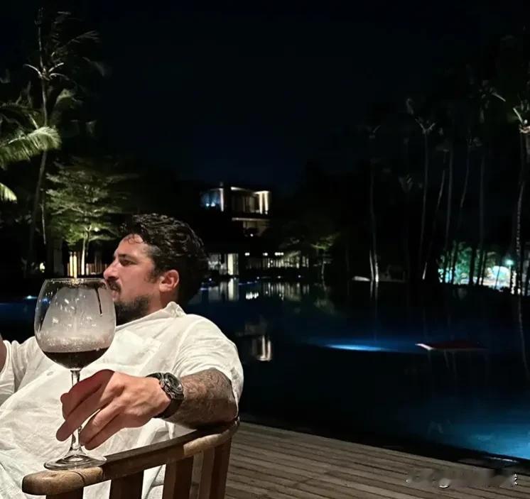 看一看
当国足还在为冲击世界杯
无人可用时
一大半归化都离开了
尤其是洛国富已经