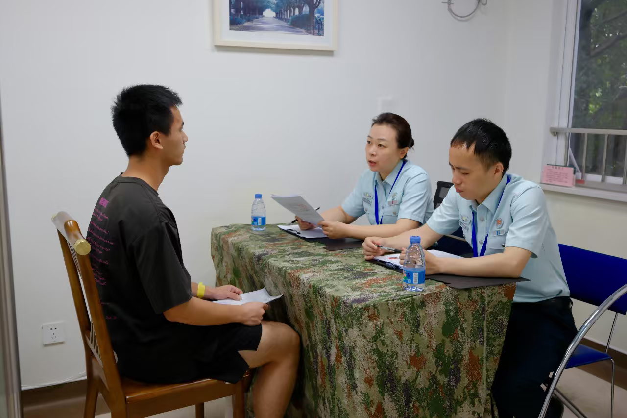 高中毕业生参加军校面试的现场画面。面试官会围绕报考动机、形象气质、行为反应、逻辑