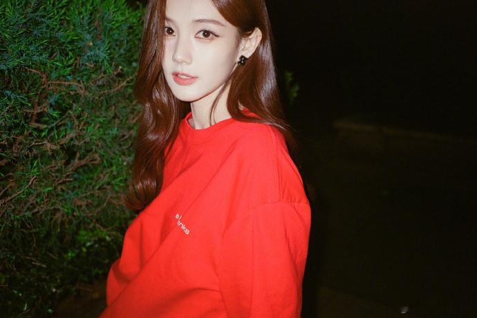 李一桐三秒出图李一桐三秒出的大片三秒出片的底气太足！李一桐藏在绿植后眼神娇俏，红