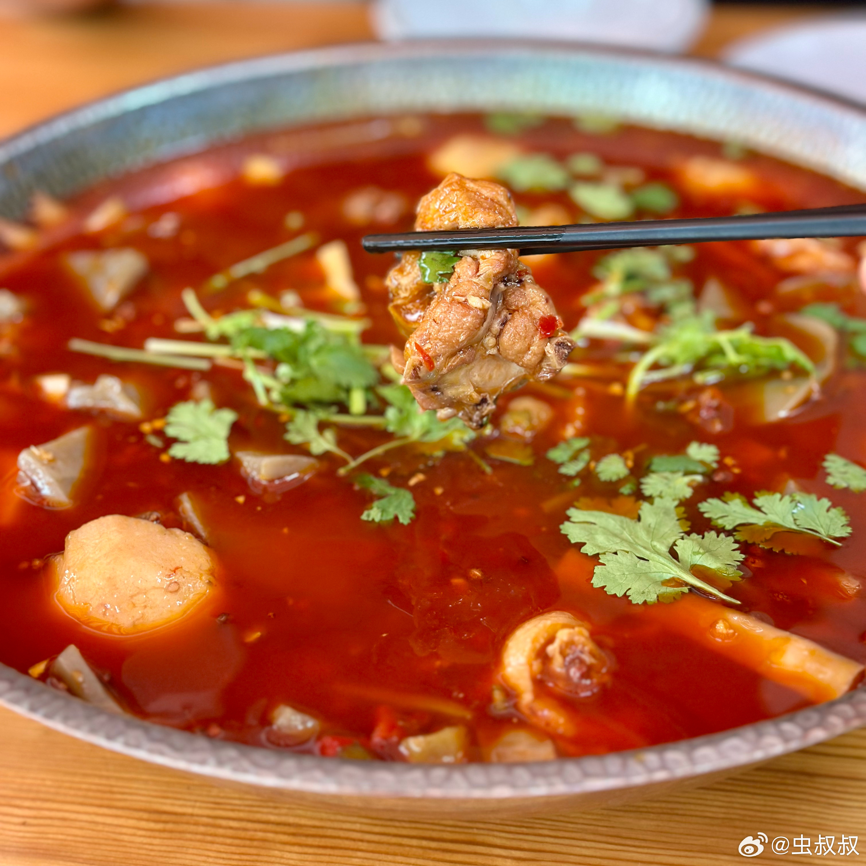 又吃笋子鸡，我还是先把自己吃的那一份夹出来，沥一沥油，去了皮再吃。这家味道还是可