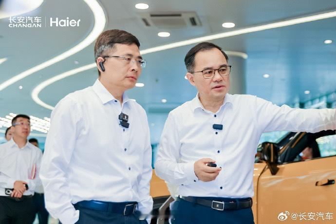 海尔周云杰与长安朱华荣同框 今天的热搜，万冰箱洗衣机扛把子 和，他们竟然 “官宣