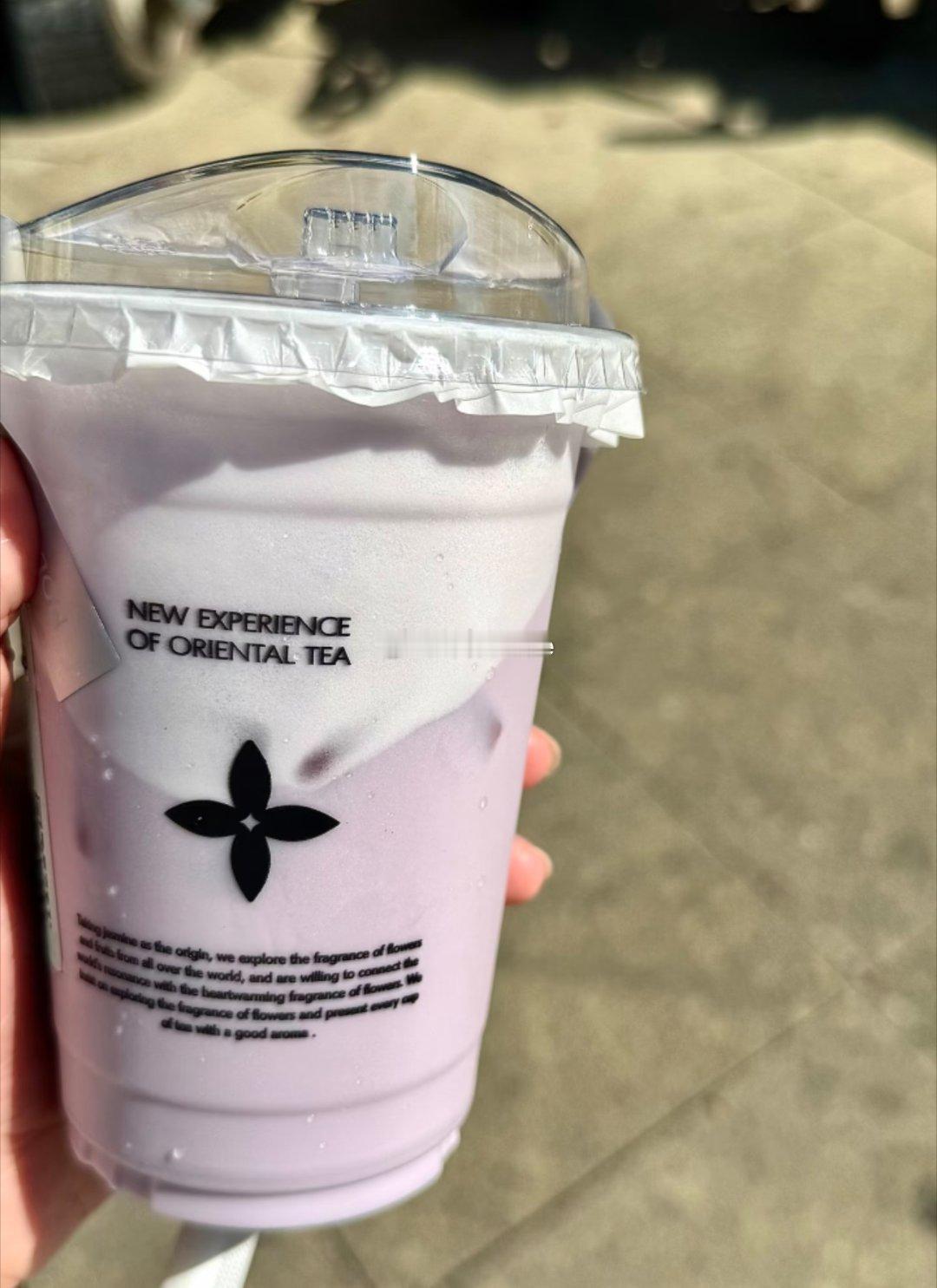我就说茉莉奶白的四叶花标识有种莫名其妙地似曾相识的感觉原来跟LV的经典花卉图形款