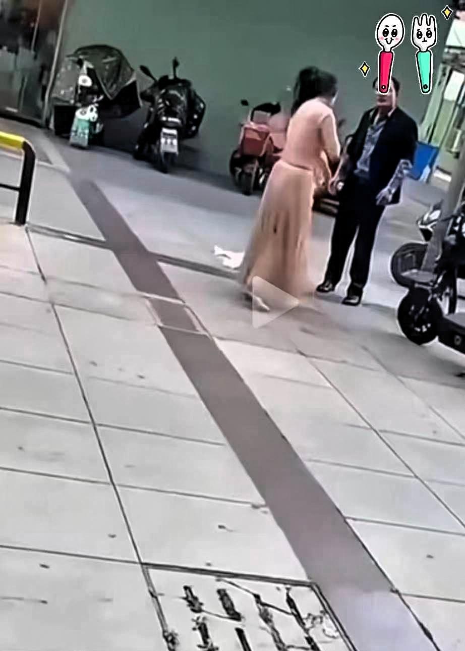 一视频女子和大叔分手，争吵中大叔让买的东西脱下，女子当街把上衣和内衣脱掉扔地上，