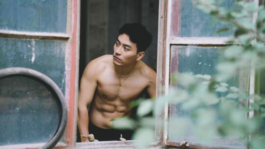废墟风｜赤膊上阵的肌肉小哥👀