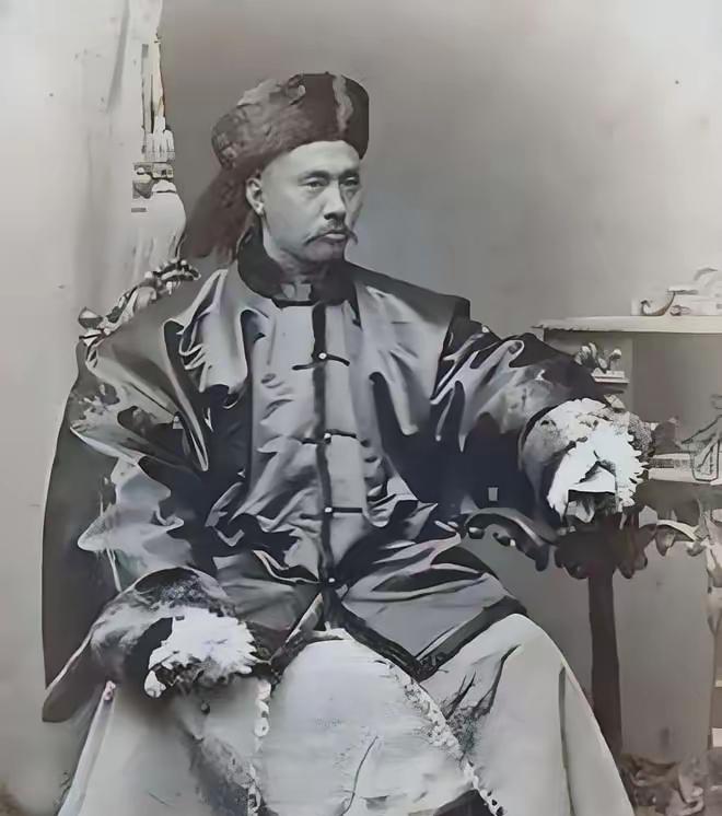 1882 年，袁世凯将不守军纪的 7 名士兵正法，并且把首级呈给吴长庆验看，吴长