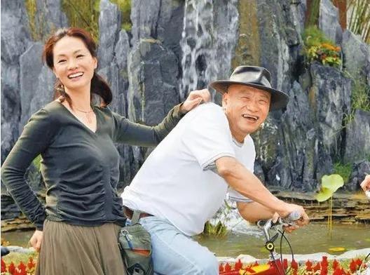 青岛姑娘贺顺顺，不顾众人劝阻，嫁了大她二十岁的，没钱没貌的台湾演员凌风，也是短短