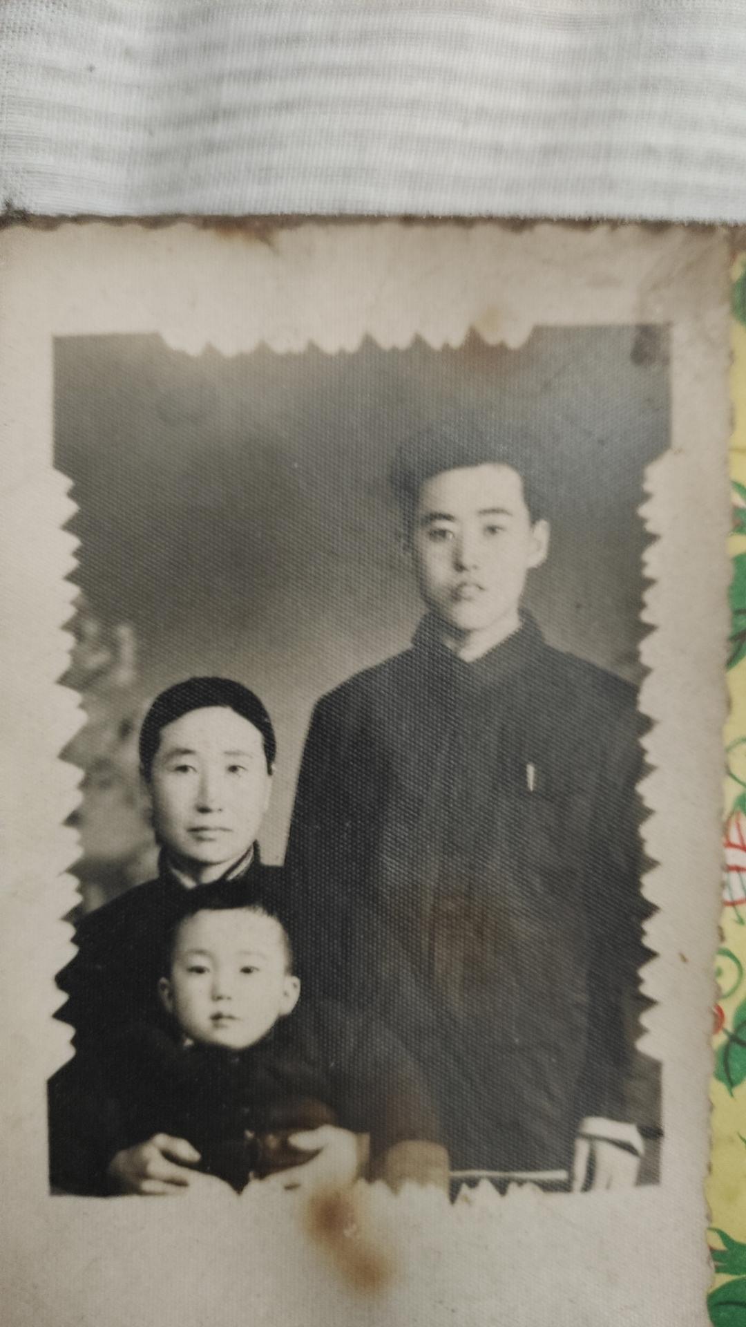 婆婆家的老照片
第一张是我家公和他母亲和弟弟，第二三四五张我不知道是谁，第六张是