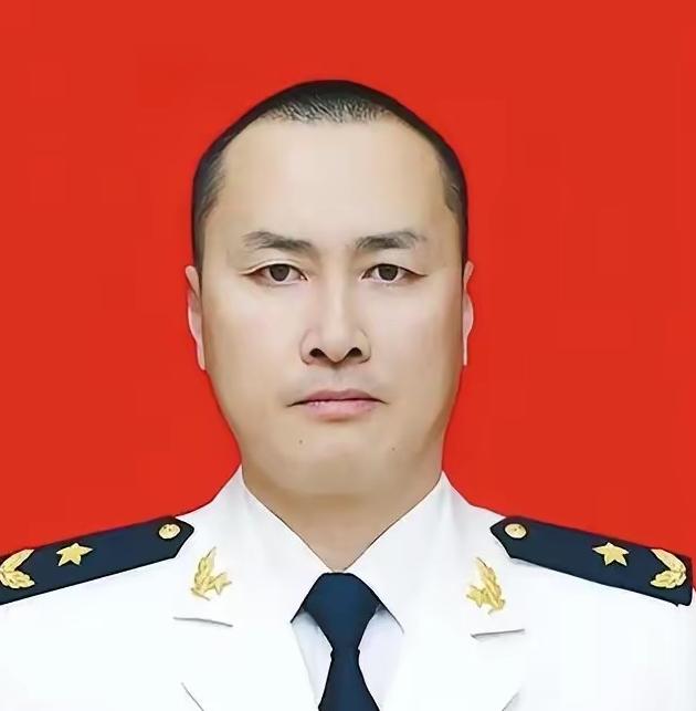 戴明盟，男，汉族，中共党员，1971年8月出生，重庆江津人，南部战区海军航空兵副