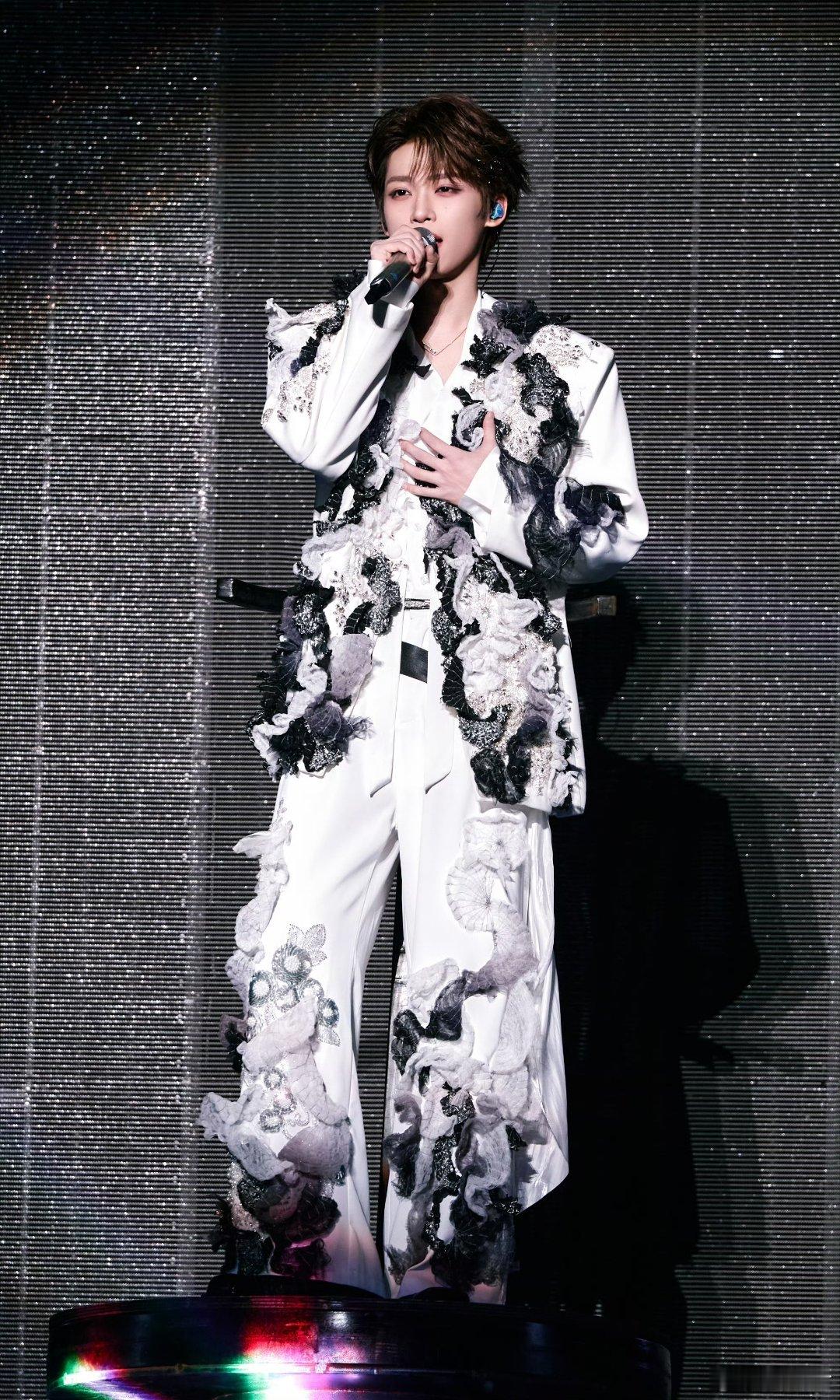 梓渝 zy 五谷磨房品牌代言人梓渝 “我以玫瑰执笔书写这份岁月文章，即使双手满是