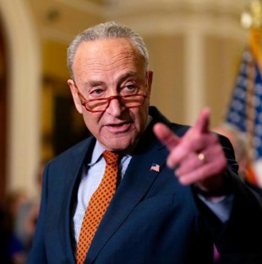 美国参议院民主党领袖查克·舒默今晚（北京时间4月8日）猛烈抨击道：“特朗普是个军