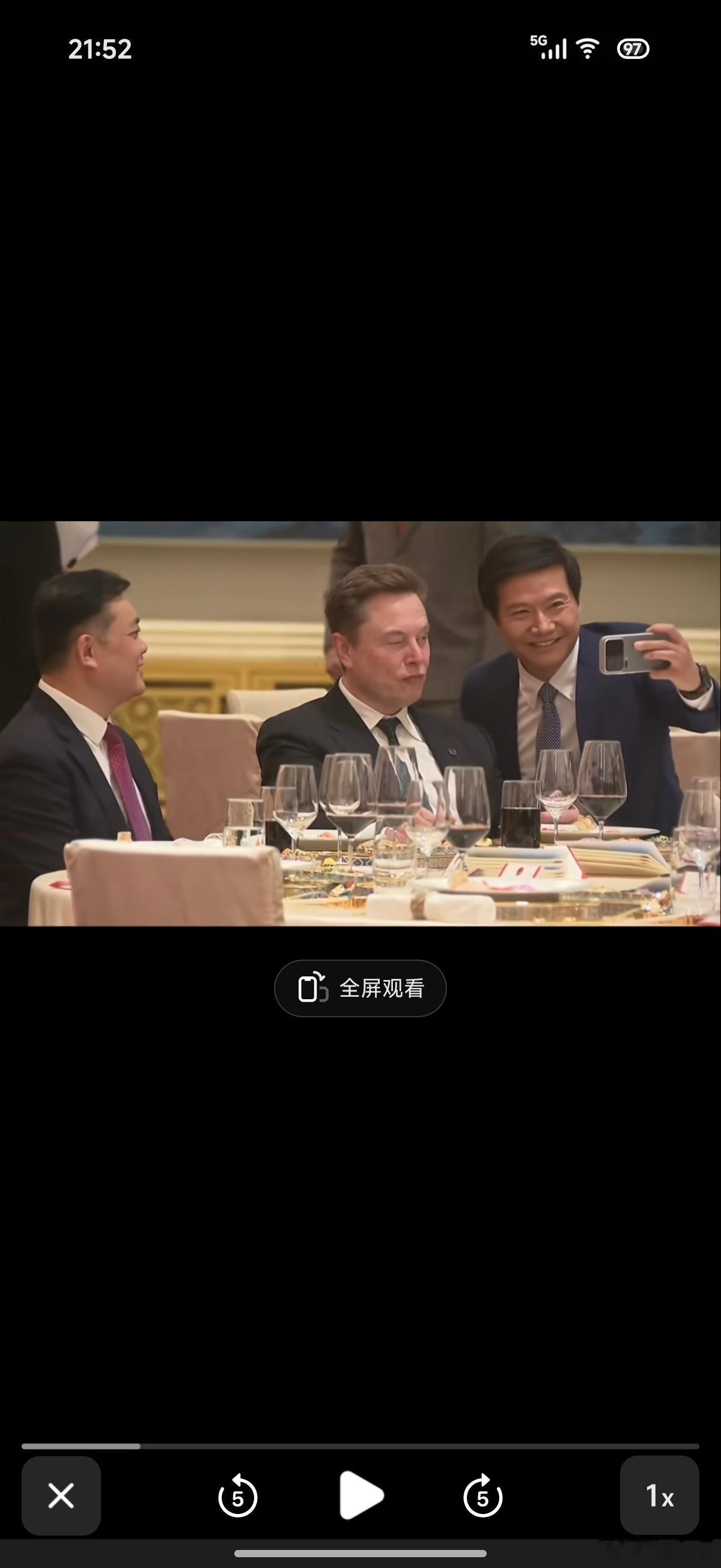 雷军大佬在世界首富面前也是迷弟要合影啊 