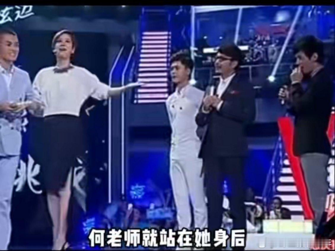 内娱主持的敬业！何老师身累心苦，依旧稳控全场～ 