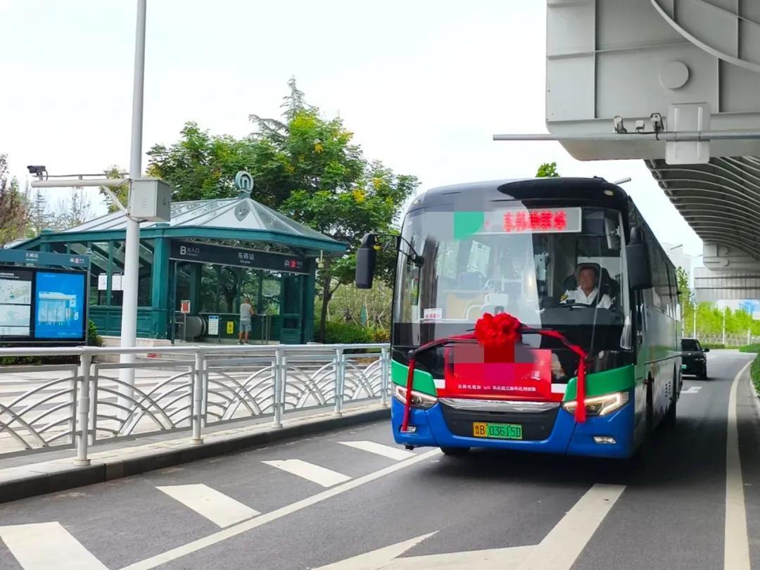 受青岛市崂山区王哥庄街道庙石村村级道路天然气改造施工影响，公交车辆运行存在安全隐