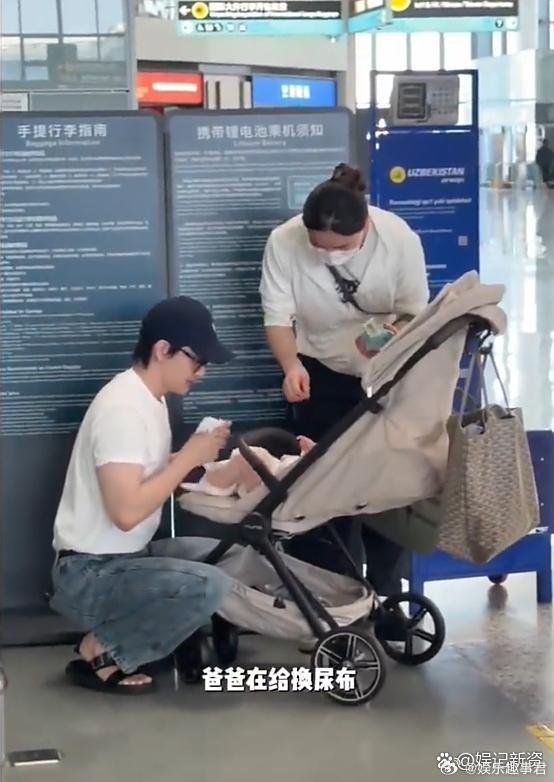 张檬夫妇第一次带孩子坐飞机，他们在机场没有找到母婴室，然后就随便找了一个地方坐下
