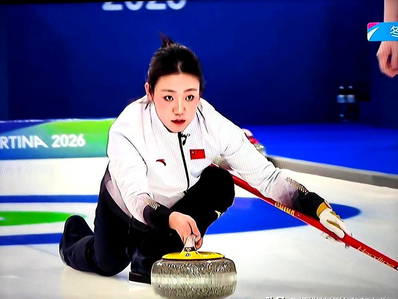 领先4分，最后两局竟被连续偷分逆转。
 
王芮最后一投，壶擦着对手的黄壶滑了过去