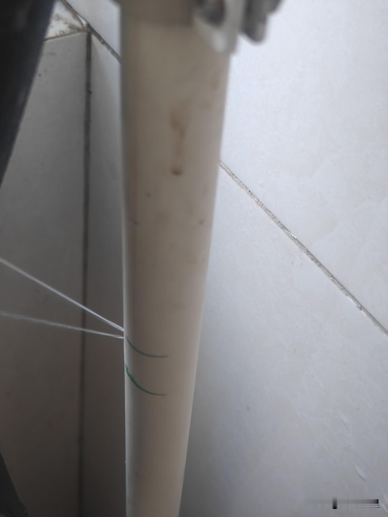 会者不难，难者不会。
今天上阳台洗衣服，看到太阳能下水管在漏水，难怪傻媳妇前两天